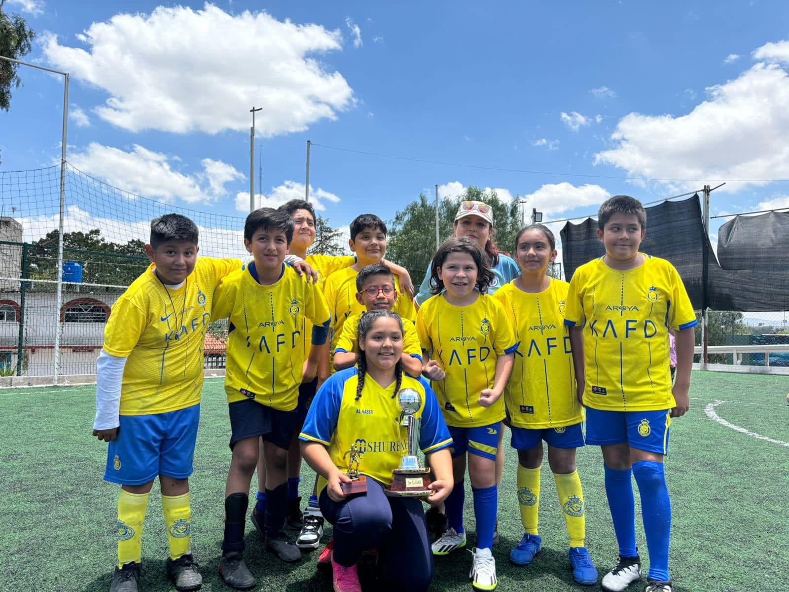 Alumnos en clase de fútbol
