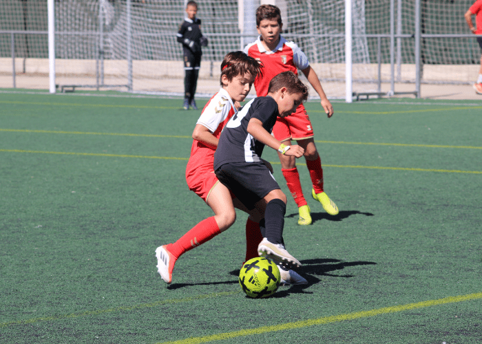 Alumnos en clase de fútbol